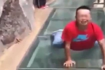 Thanh niên khóc thét khi đi trên cầu kính kinh hoàng nhất Trung Quốc