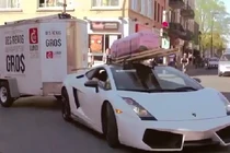 Siêu xe Lamborghini tự "hành xác" khi chở hàng trên phố