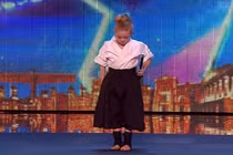 Bé 9 tuổi khiến vạn người kinh ngạc với tài múa kiếm