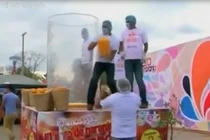 Kỷ lục vắt cam tươi khó tin ở Mexico