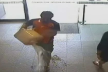 Video: Đổ xăng đốt ngân hàng, không ngờ “gậy ông đập lưng ông”