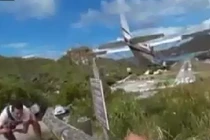 Cố chụp ảnh máy bay hạ cánh, du khách suýt đầu lìa khỏi cổ