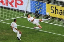 Những pha cứu thua hay nhất lịch sử bóng đá