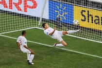 Những pha cứu thua hay nhất lịch sử bóng đá