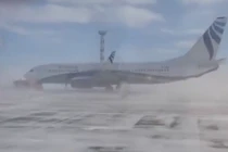 Kinh hoàng gió mạnh khiến Boeing 737 quay như chong chóng