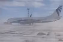 Kinh hoàng gió mạnh khiến Boeing 737 quay như chong chóng