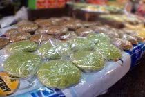 Những món ăn vặt ngon nổi tiếng ở chợ Hôm, Hà Nội