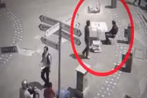 Camera ghi lại cảnh người và bàn biến mất kỳ lạ giữa phố