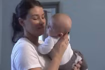 Vì sao các bà mẹ luôn bế con bằng tay trái?