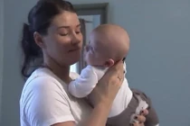 Vì sao các bà mẹ luôn bế con bằng tay trái?