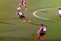 Hài hước cầu thủ bị rơi tóc giả khi đang thi đấu