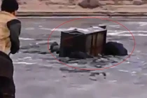 Chết cười khi cả xe và người cùng rơi xuống hồ băng