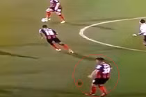 Hài hước cầu thủ bị rơi tóc giả khi đang thi đấu