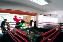 Cô gái nhỏ bé hạ hai nam võ sĩ trong nháy mắt