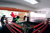 Cô gái nhỏ bé hạ hai nam võ sĩ trong nháy mắt