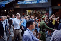 Hoàng tử Anh ngồi cafe vỉa hè, tản bộ phố cổ Hà Nội