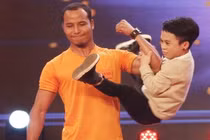 Chàng lùn cao 1,26m mặc cảm khi yêu nàng 1,75m