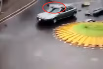 Kinh hoàng lái xe máy nằm gọn trên nóc ô tô sau va chạm