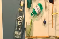 Chết cười cách rót rượu cầu kỳ dành cho người lười