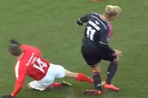 Tình huống gây gãy chân kinh hoàng ở giải VĐQG Đan Mạch