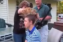 Video: Dùng cưa máy để cắt tóc cho con trai