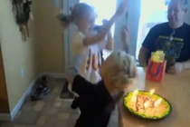 Cười vỡ bụng với những tai nạn trong ngày sinh nhật