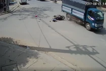 Những pha “chết hụt” vì người đi đường thiếu quan sát