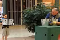 Clip hài hước: Nữ sinh khỏe như lực sĩ