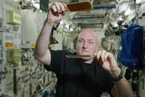 Phi hành gia chơi bóng bàn nước trong vũ trụ để giải trí