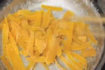 Khéo tay làm món mứt cam cho Tết sum vầy