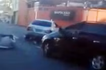 Cuộc rượt đuổi như trong phim hành động của hai ô tô