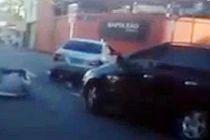 Cuộc rượt đuổi như trong phim hành động của hai ô tô