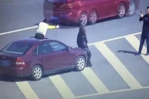 Gia đình sống ảo dừng xe giữa cao tốc để chụp ảnh tự sướng