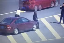 Gia đình sống ảo dừng xe giữa cao tốc để chụp ảnh tự sướng