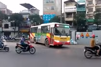 Xe buýt ngang nhiên lao qua dải phân cách quay đầu ở Hà Nội