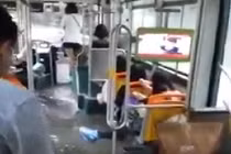 Đường ngập thành sông, xe buýt “bơi” trong lũ