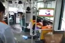 Đường ngập thành sông, xe buýt “bơi” trong lũ