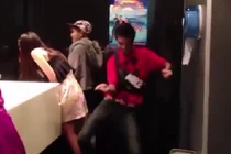 Trai đẹp “quẩy” điên cuồng trong toilet nữ