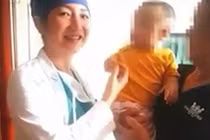 Video: Bố mẹ lười thay tã, bé trai 10 tháng tuổi bị sỏi thận