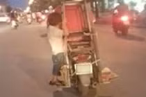 Lạnh người nhìn bé trai “làm xiếc” trên xe máy ở Hà Nội