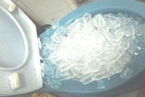 Vì sao người ta hay đổ đá lạnh vào bồn cầu?
