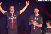 Siêu sao Ibrahimovic phát điên với tượng sáp giống hệt mình