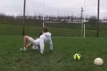 Cười vỡ bụng với những pha bóng nghiệp dư khó đỡ