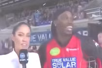 VĐV buông lời ong bướm với MC xinh đẹp trên truyền hình trực tiếp