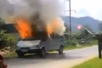 Hãi hùng cảnh ô tô 7 chỗ cháy như ngọn đuốc