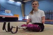 Cô bé cụt tứ chi biểu diễn nhào lộn trên đệm lò xo