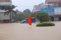 Ảnh: Mưa ngập nhiều thành phố, có nơi ngang thắt lưng