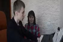 Cậu bé không tay chơi đàn piano điêu luyện