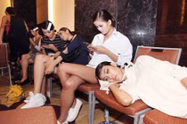 Hậu trường “ăn vội, ngủ tạm” của mẫu Việt sau cánh gà