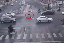 Đáng sợ cảnh bỏ mặc người bị tai nạn nằm chờ chết giữa đường